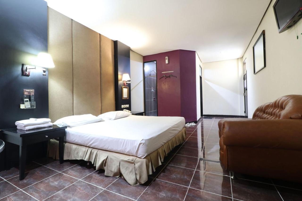 C'One Hotel Pulomas Giacarta Esterno foto