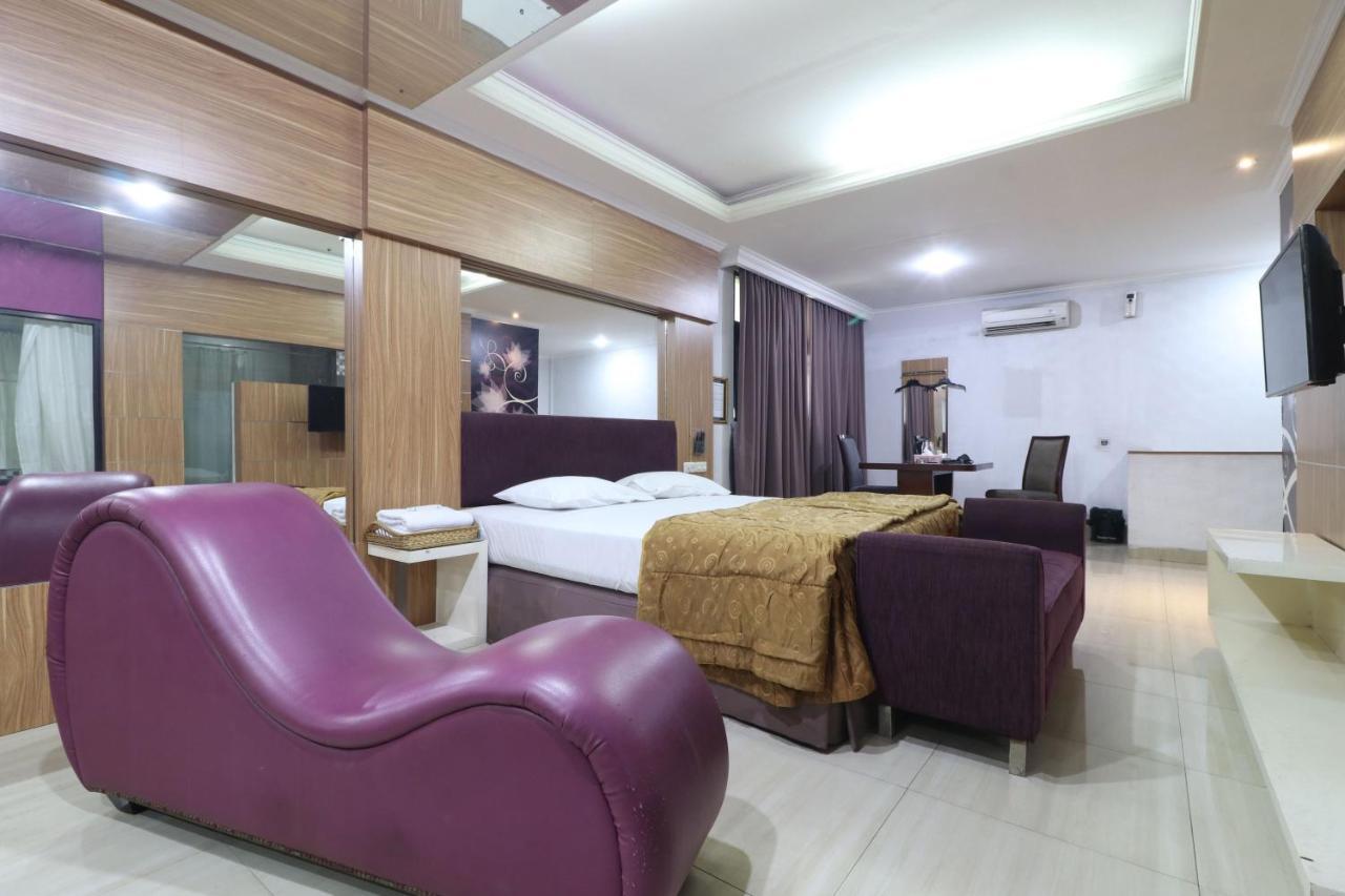 C'One Hotel Pulomas Giacarta Esterno foto